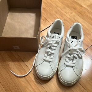 VEJA
ESPLAR LACE-UP LEATHER SNEAKERS